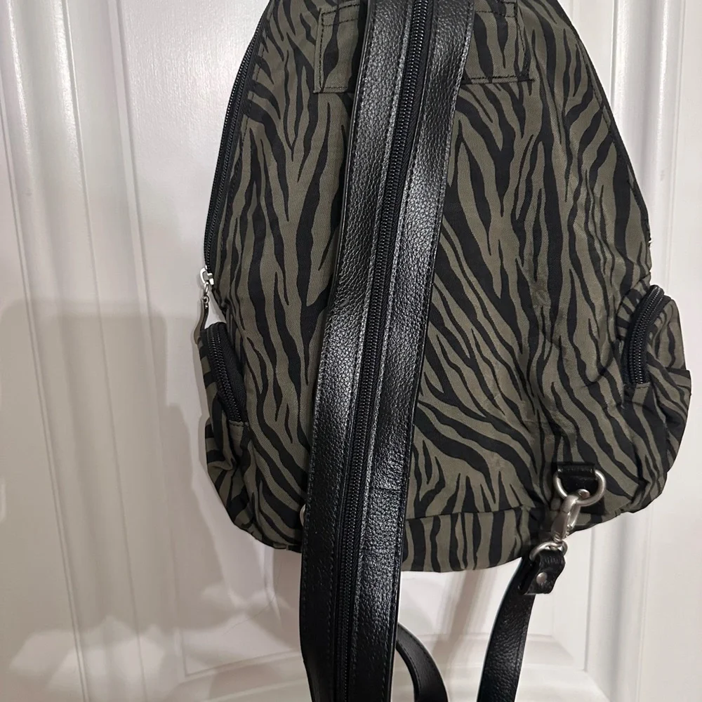 Baggallini small animal print NWOT tags backpack. - Picture 3 of 11